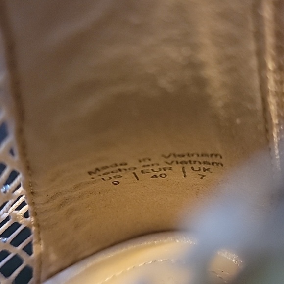 Heels--like new/small mark - Picture 6 of 6